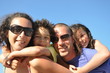 famille heureuse fond ciel bleu