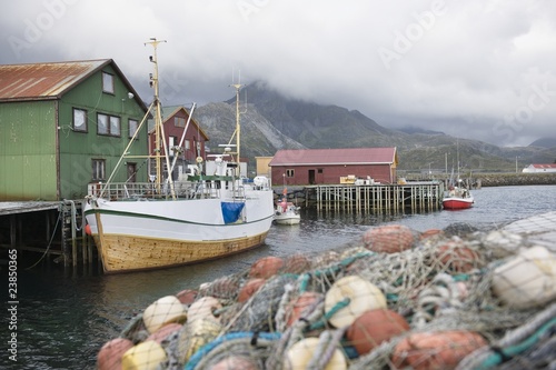 Foto: Fishing boat moored on the Lofoten Islands, Norway Fishing boat moored on the Lofoten Islands, Norway