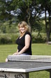 Fröhliche Frau auf einer Tischtennisplatte in Nahaufnahme Fröhliche Frau auf einer Tischtennisplatte in Nahaufnahme