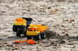 Spielzeug im Sand