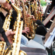 Viele Saxophonspieler im orchester