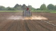 Traktor beim Düngen