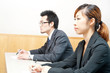真剣名表情の面接官2人
