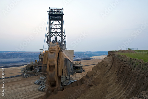 Photo: Bagger in der Dämmerung Bagger in der Dämmerung