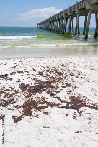 Foto: Large pools of oil wash ashore near the Pensacola Beach Large pools of oil wash ashore near the Pensacola Beach