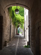 Arche en pierre et lanterne