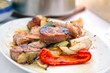 gegrilltes fleisch und gemüse