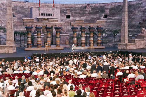Foto: VERONA, ITALY - people are watching the opening of the opera VERONA, ITALY - people are watching the opening of the opera