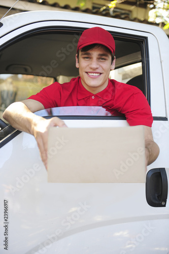 Foto: delivery courier in van delivering package delivery courier in van delivering package
