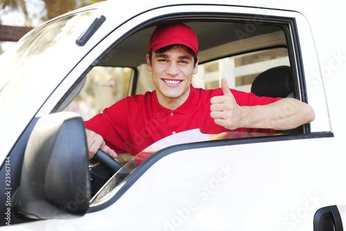 Foto: postal delivery courier in a van showing thumb up hand sign postal delivery courier in a van showing thumb up hand sign