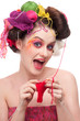 Foto: Closeup fashion woman with color face art in knitting style Closeup fashion woman with color face art in knitting style