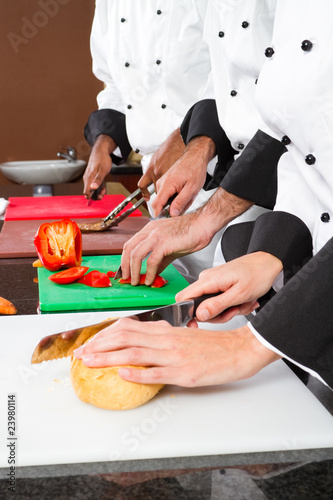 Foto: chefs preparing food in commercial kitchen chefs preparing food in commercial kitchen