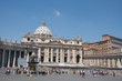 Touristes sur la place Saint Pierre
