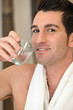 Homme avec un verre d'eau