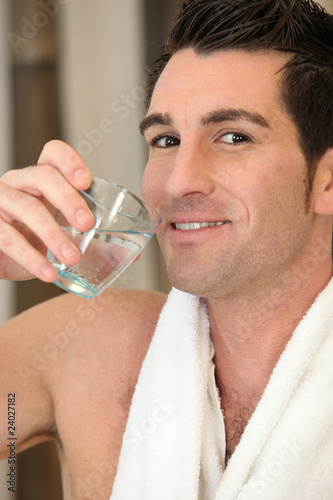 Photo: Homme avec un verre d'eau Homme avec un verre d'eau