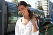 Portrait d'une femme avec bagages