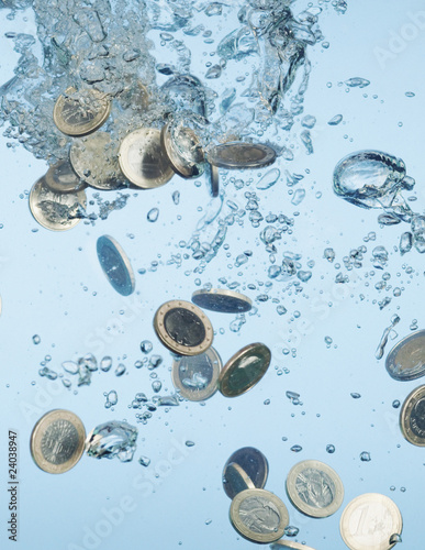 Foto: Close up of Euro coins splashing in water Close up of Euro coins splashing in water