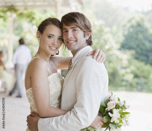 Foto: Bride and groom hugging Bride and groom hugging