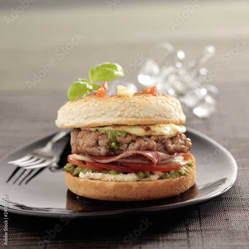 Foto: italian-style cheeseburger italian-style cheeseburger
