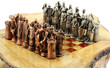 jeu d'échec bois et figurines métal, fond blanc jeu d'échec bois et figurines métal, fond blanc