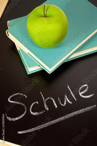 Foto: Tafel mit Schule, Buch und Apfel Tafel mit Schule, Buch und Apfel