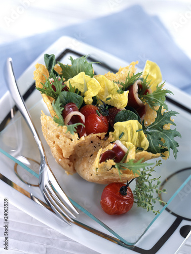 Foto: parmesan casing filled with duck magret salad parmesan casing filled with duck magret salad