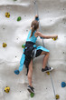 Kind beim Klettern an einer Kletterwand