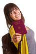 Frau mit Reisepass in der Hand