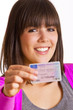 Frau mit Führerschein in der Hand