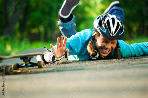 Foto: Teenage girl with skateboard Teenage girl with skateboard
