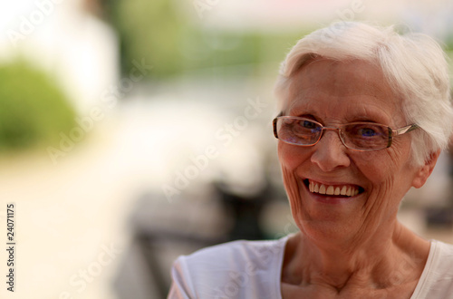 Foto: Oma lacht Oma lacht