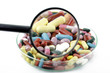 tabletten hinter vergrösserungsglas