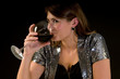 Foto: Beautiful young woman drinking red wine Beautiful young woman drinking red wine