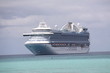 Kreuzfahrtschiff vor den Bahamas