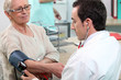Image : M�decin examinant une patiente
