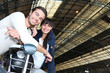 Jeune couple à la gare