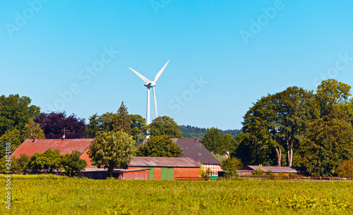 Photo: Bauernhof und Windgenerator Bauernhof und Windgenerator