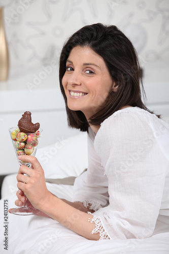 Foto: Portrait d'une femme avec des œufs de Pâques Portrait d'une femme avec des œufs de Pâques