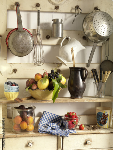 Foto: fruit on kitchen shelves fruit on kitchen shelves