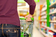 Frau im Supermarkt mit Einkaufswagen
