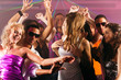 Freunde tanzen in Disco oder Club Freunde tanzen in Disco oder Club