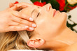 Frau erhält eine Wellness Kopfmassage