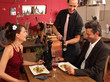 Nettes romantisches Abendessen - Ober bietet Pfeffer an