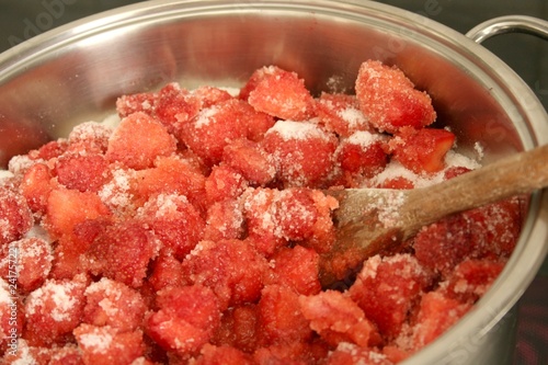 Foto: Erdbeeren im Topf aufkochen Erdbeeren im Topf aufkochen