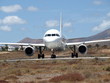 Foto: Ein Flugzeug rollt auf Lanzarote zum Start Ein Flugzeug rollt auf Lanzarote zum Start