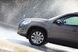 4x4 sur route pluvieuse