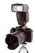 Foto: Camera mit Blitz auf Stativ Camera mit Blitz auf Stativ