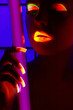 Frau im Schwarzlicht, Woman in blacklight