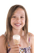 Photographie : adolescente avec un appareil dentaire qui mange une glace