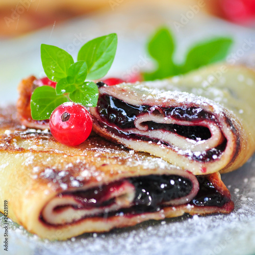Photo: Palatschinkenröllchen mit Marmelade Palatschinkenröllchen mit Marmelade